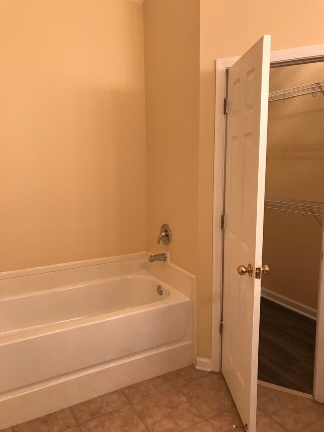 Building Photo - 1317 Island Pl E