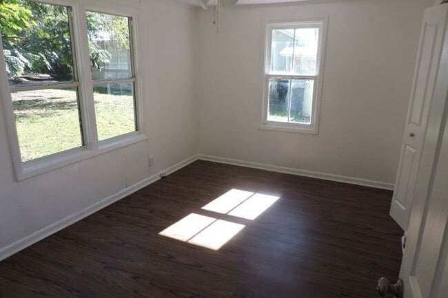 Building Photo - 3204 Silver Lake Dr