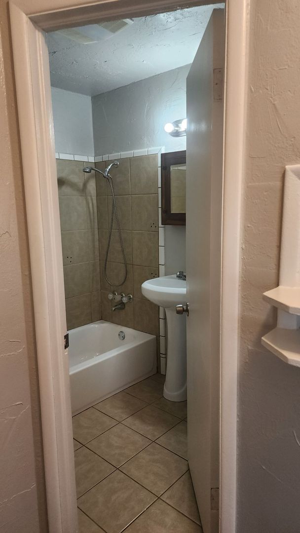 Building Photo - Totally Remodeled 2 Bed 1 Bath SW OKC!  $8...