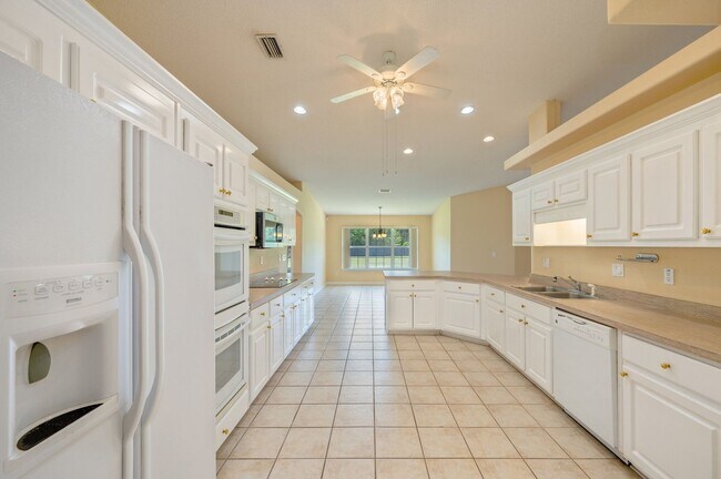 Building Photo - Spacious Home in Navarre!