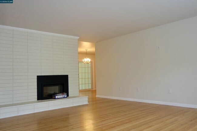 Building Photo - 609 Maureen Ln