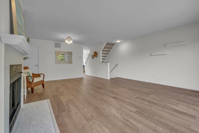 Building Photo - Ready NOW! 1 Block from the Bay! Pet Frien...