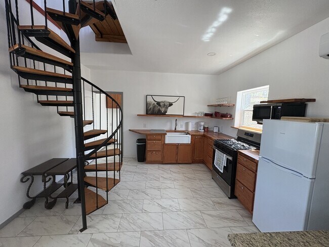 Building Photo - 285 Hermit Ln