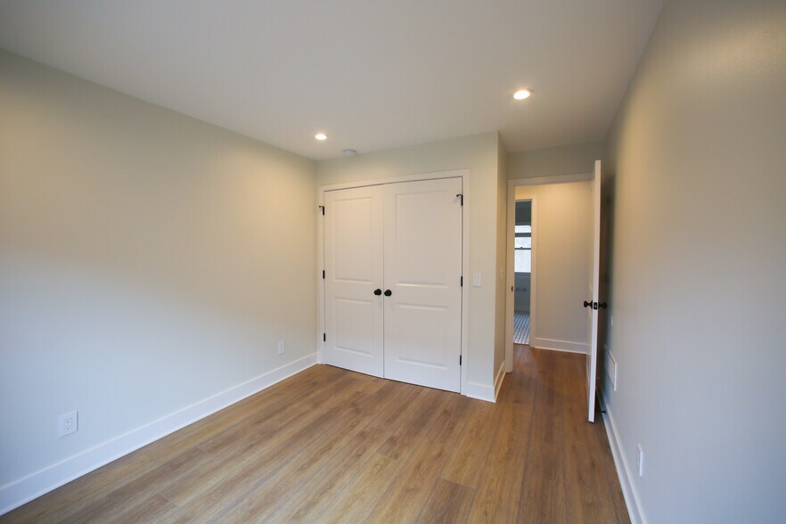 Building Photo - 249 E Blenkner St