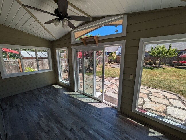 Building Photo - 404 Wallace St