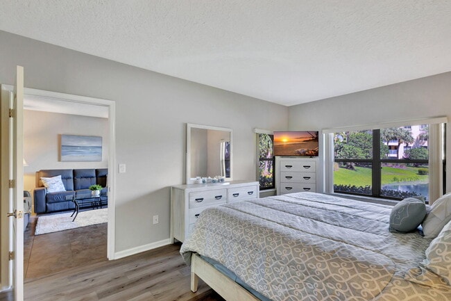 Building Photo - 300 Uno Lago Dr