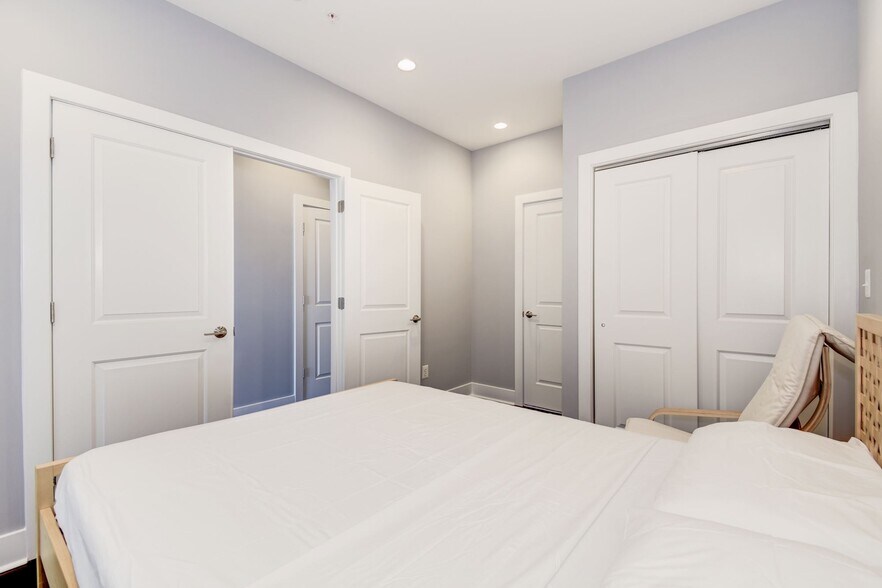 Building Photo - 2122 3rd St NE