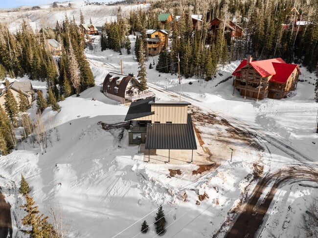 Building Photo - 220 Circle Dr