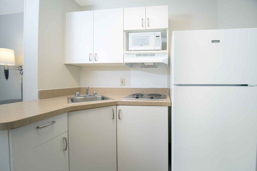 Building Photo - Furnished Studio-Tampa - Airport - Spruce Street