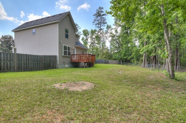 Building Photo - 3 Bedroom 2.5 Bath - Over Half Acre Lot!