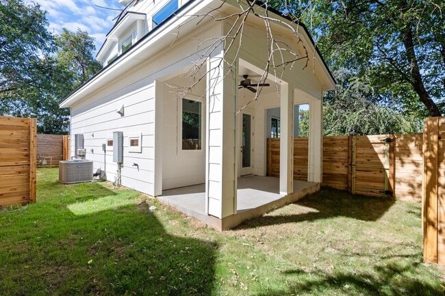 Building Photo - 2504 E 6th St