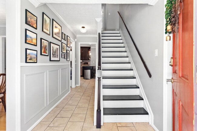 Building Photo - Spacious 4-Bedroom Haven with 3 Full Baths...