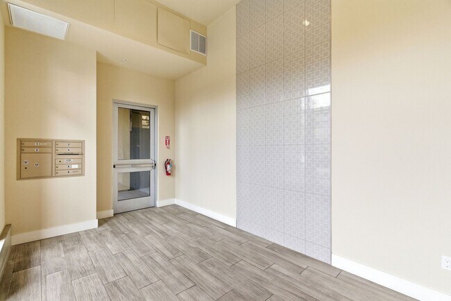 Building Photo - Gorgeous & Modern Los Altos Condo