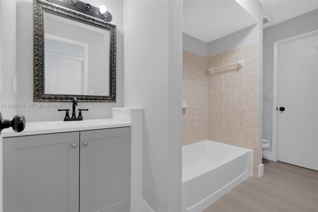 Building Photo - 1247 SW 46th Ave