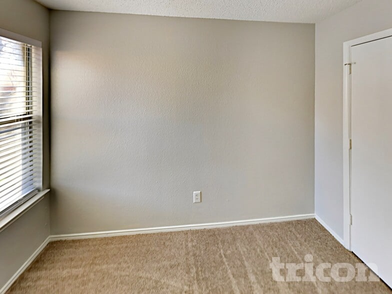 Building Photo - 10525 Flamewood Dr