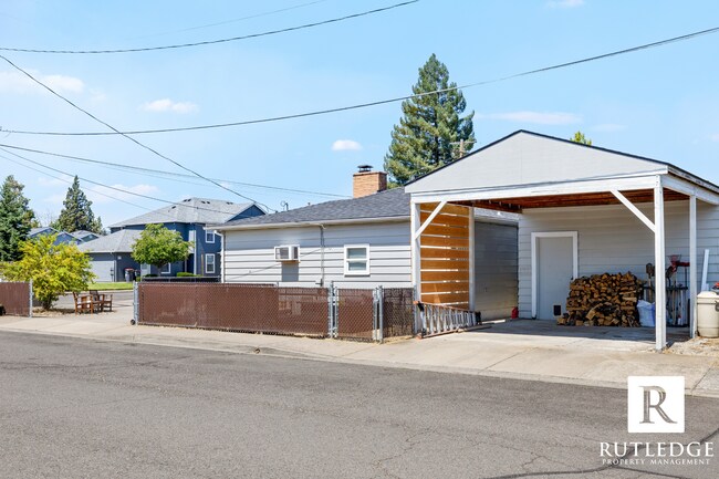 Building Photo - REMODELED! 3 Bed/2 Bath Home in Central Point
