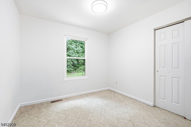 Building Photo - 9 Stirrup Way