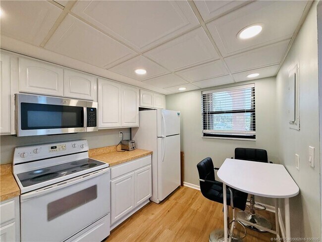 Building Photo - 9490 S Ocean Dr