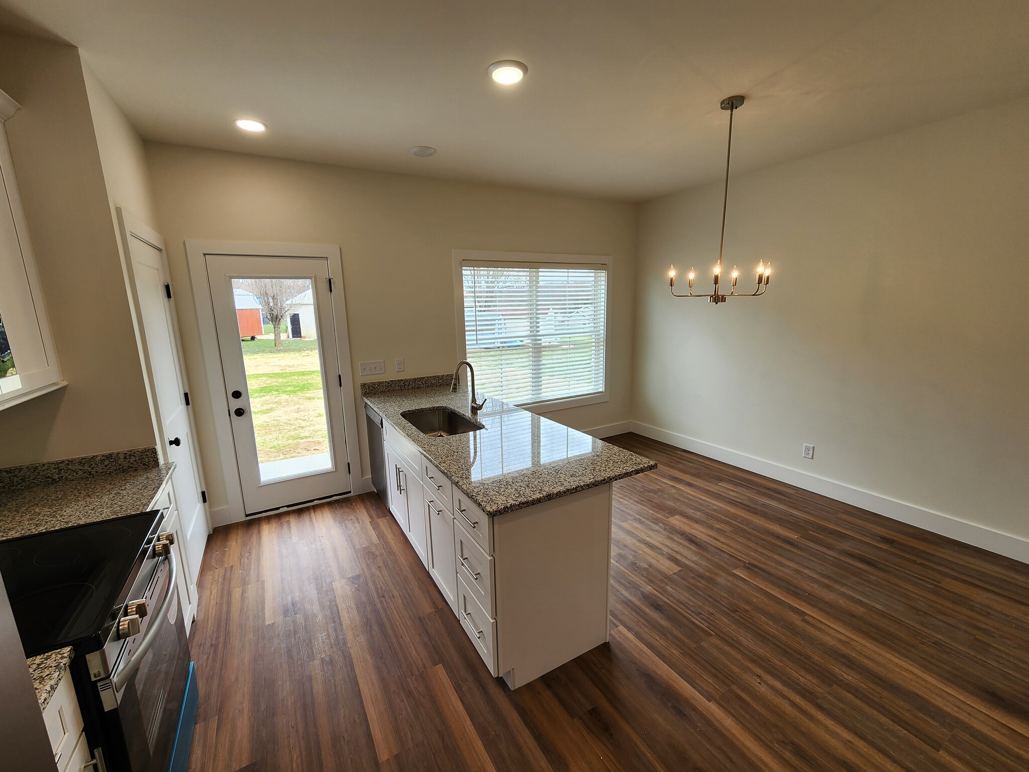 kitchen/dining room - 698 Miriah Dr