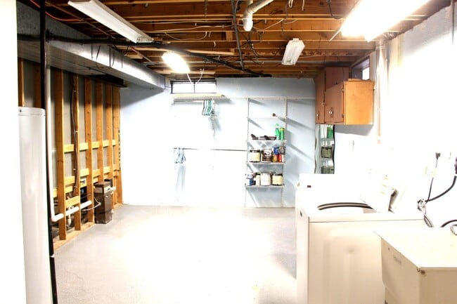 Building Photo - 43592 Champlain Ct