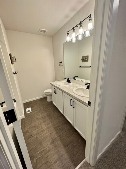 Upstairs guest bathroom - 6750 Skipper Ln SE