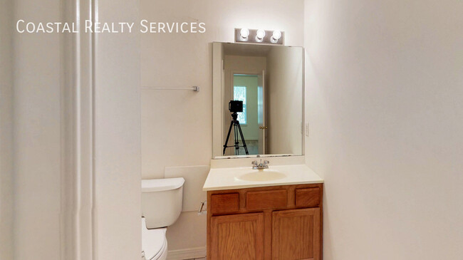 Building Photo - 895 Silverwood