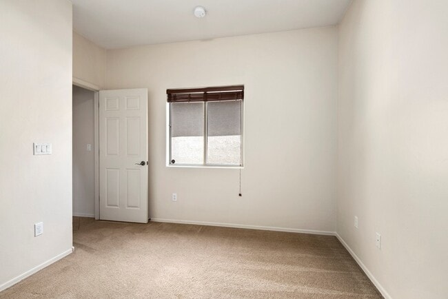 Building Photo - HOUSE FOR RENT