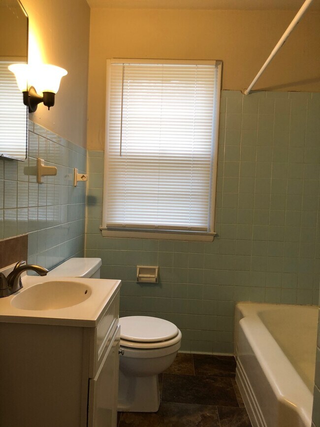 Building Photo - 3 bed 1 bath $1295 3 Bed 1 Bath with attached Garage