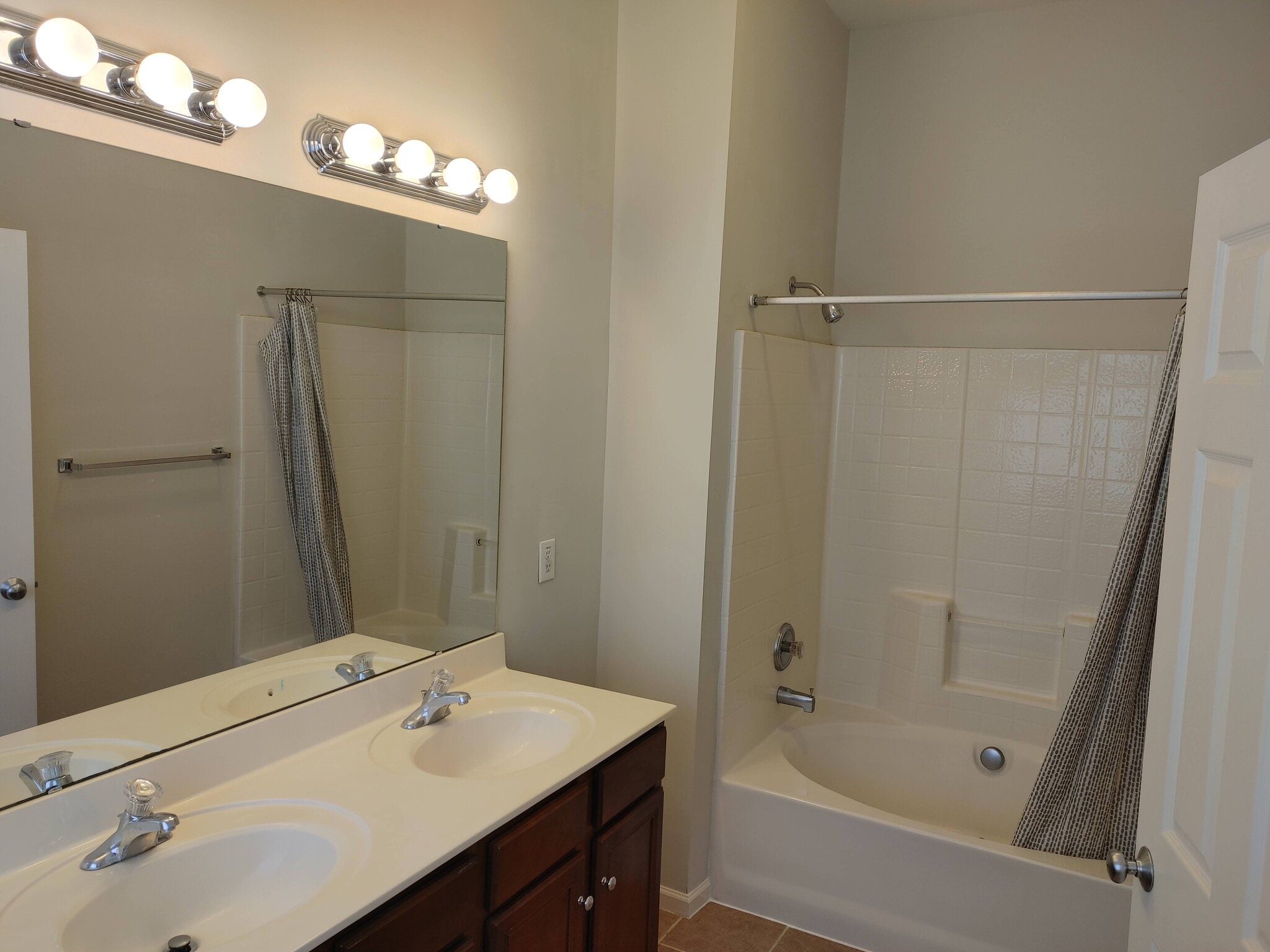 Main Bathroom - 116 Vintage Dr