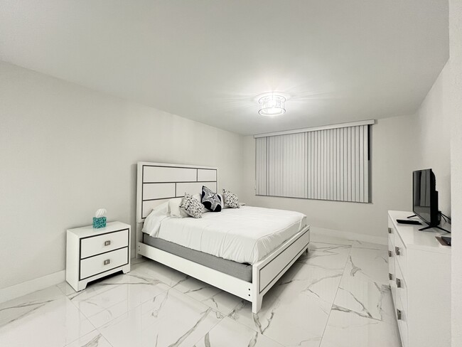 Building Photo - 2501 S Ocean Dr