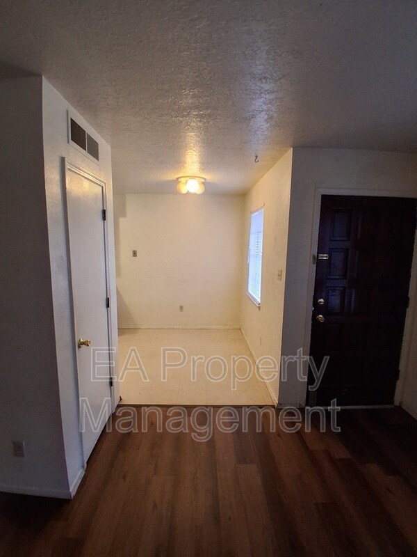Building Photo - 12200 Candelaria Rd NE