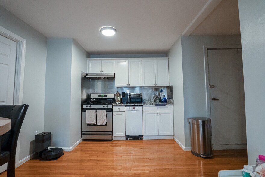 Building Photo - 84 Savin Hill Ave