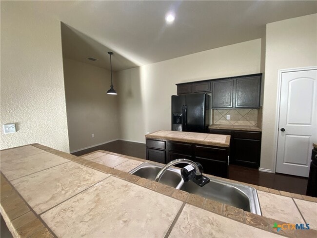 Building Photo - 688 Creekside Cir