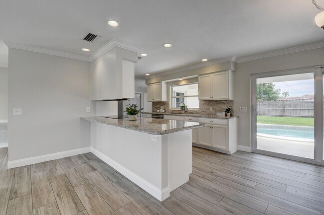 Primary Photo - 798 SW 15th Ave