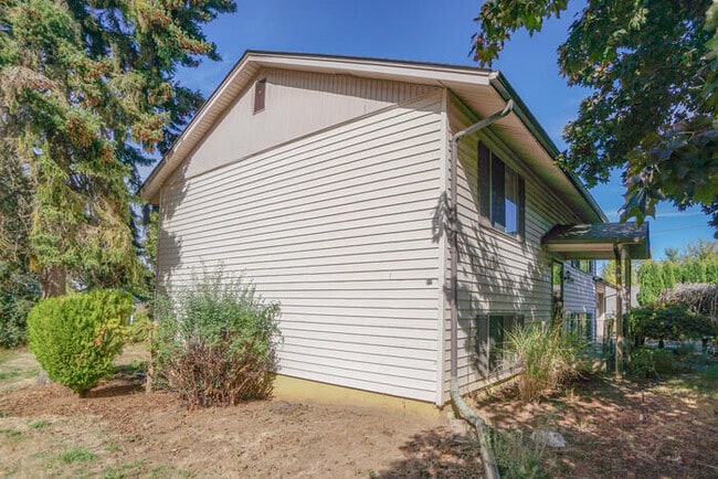 Building Photo - FOUR BEDROOM SPLIT LEVEL IN SALMON CREEK