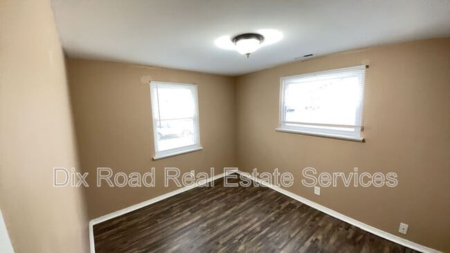 Building Photo - 163 Tecumseh Dr