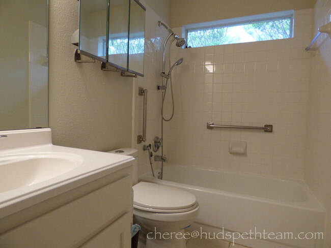 2nd full bath - 2402 Crockett Ct