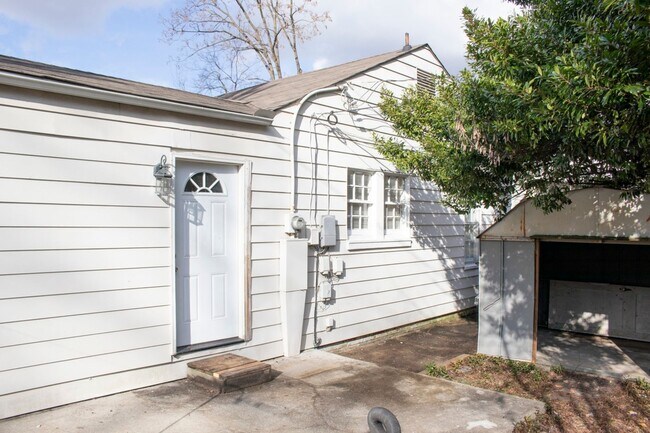 Building Photo - 2 BR/2BA | Newly Renovated Single Family Home | Additional Storage| In North Knoxville!