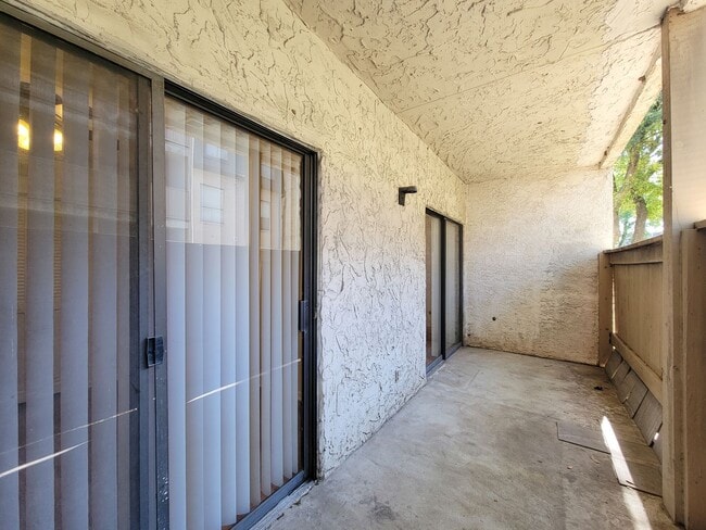 Building Photo - Two Bedroom Condo Near Med Center!