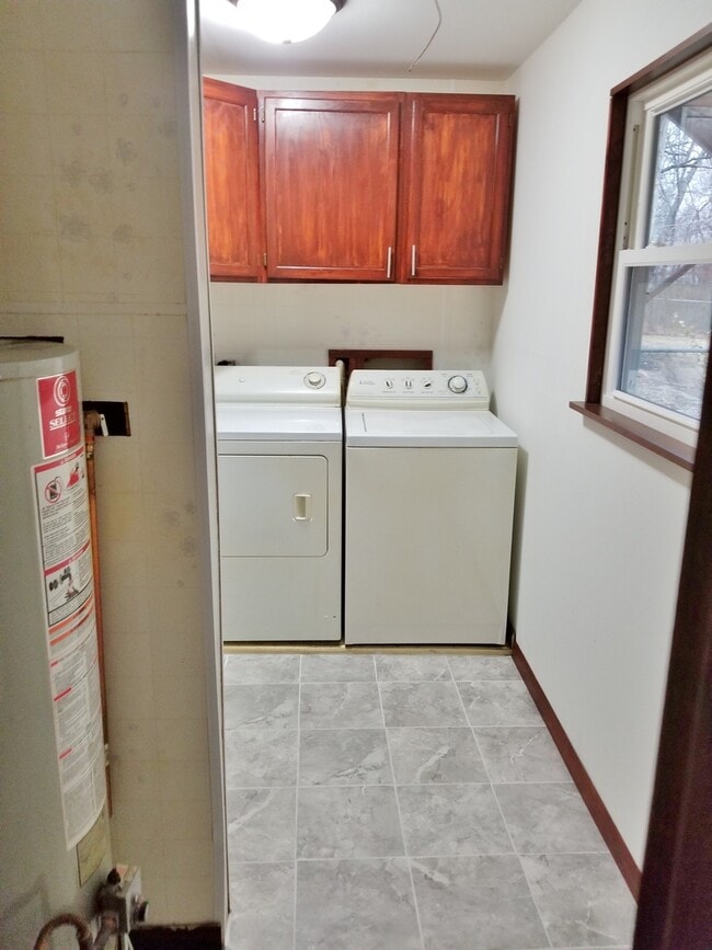 Building Photo - Very nice 3BR Rancher with appliances near Shunga Trails!