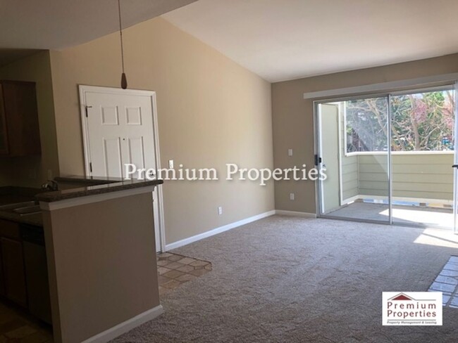 Building Photo - Move-in Ready 2BD/1BA Upper-Level, End Uni...