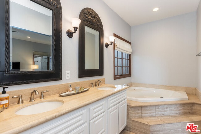 Building Photo - 546 N Indian Canyon Dr