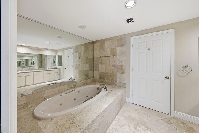 Building Photo - 6204 Paradise Point Dr