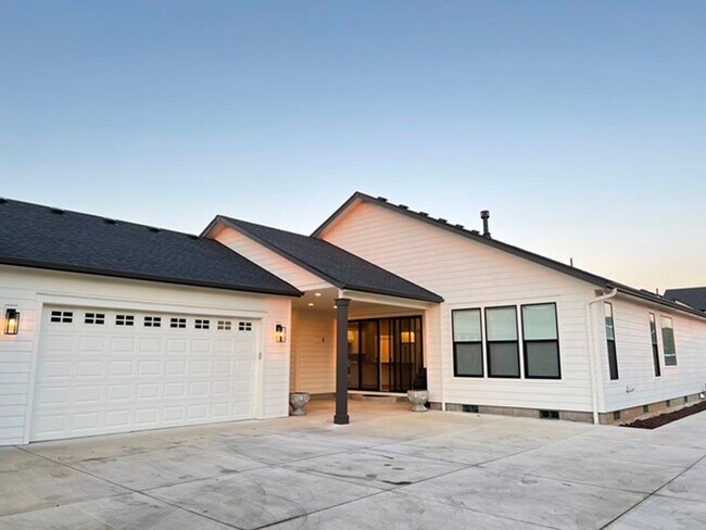 Building Photo - 3Bd/2Ba Single Story House - Available to ...