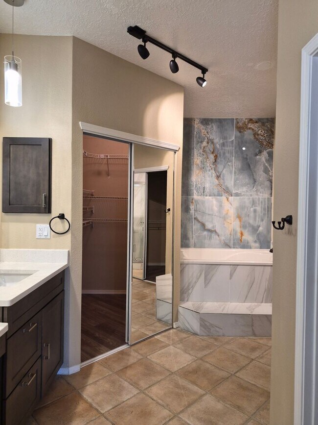 Building Photo - FIVE BEDROOMS GEM-NORTH EAST HEIGHTS
