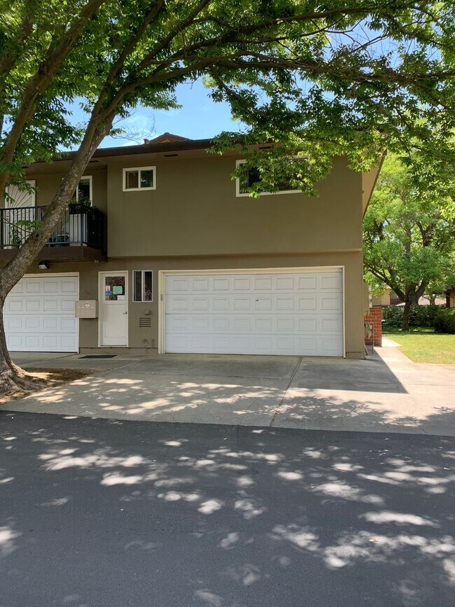 Building Photo - SINGLE STORY CONDO LOCATED IN NORTHEAST DAVIS