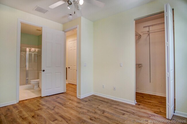 Building Photo - 1020 E Longport Cir