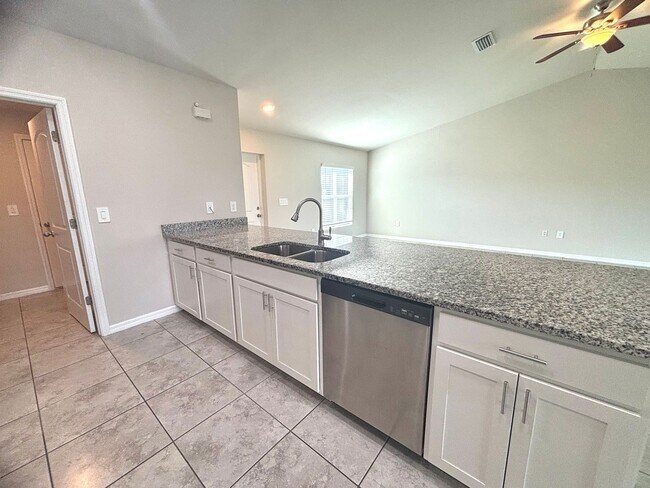 Building Photo - Spacious & Modern 3 Bed, 2 Bath in NW Cape...