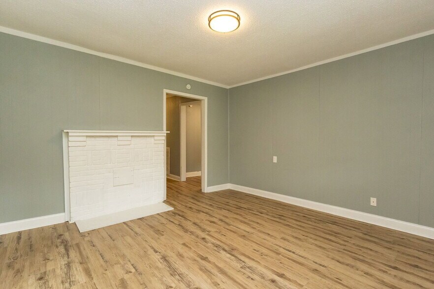 Building Photo - 114 1st St