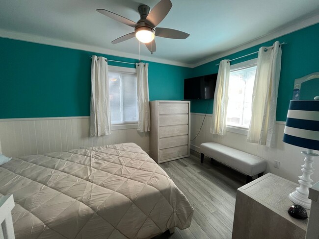 Building Photo - Monthly rental offered on this furnished r...